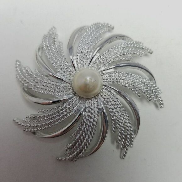 Vintage Sarah Coventry Silver Tone Flower Shape Brooch, Retro 80s Style - Picture 7 of 7